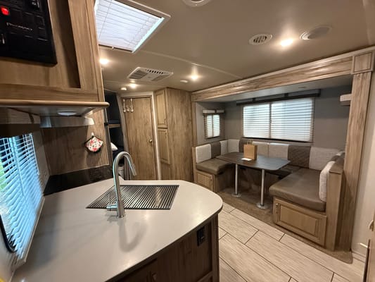 The Wanderer - Palomino SolAire Ultra Lite 240BHS