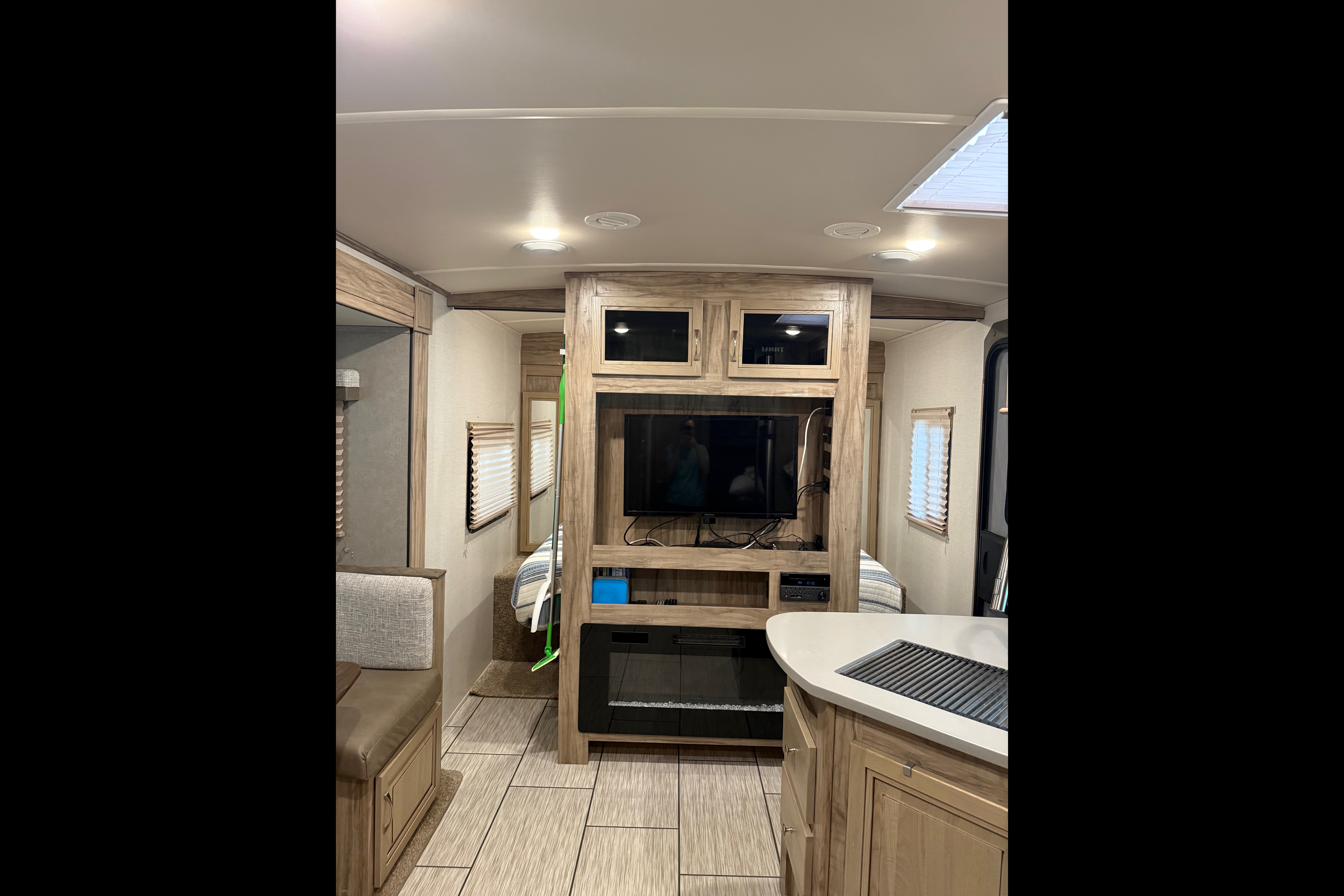 The Wanderer - Palomino SolAire Ultra Lite 240BHS