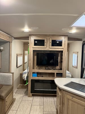 The Wanderer - Palomino SolAire Ultra Lite 240BHS