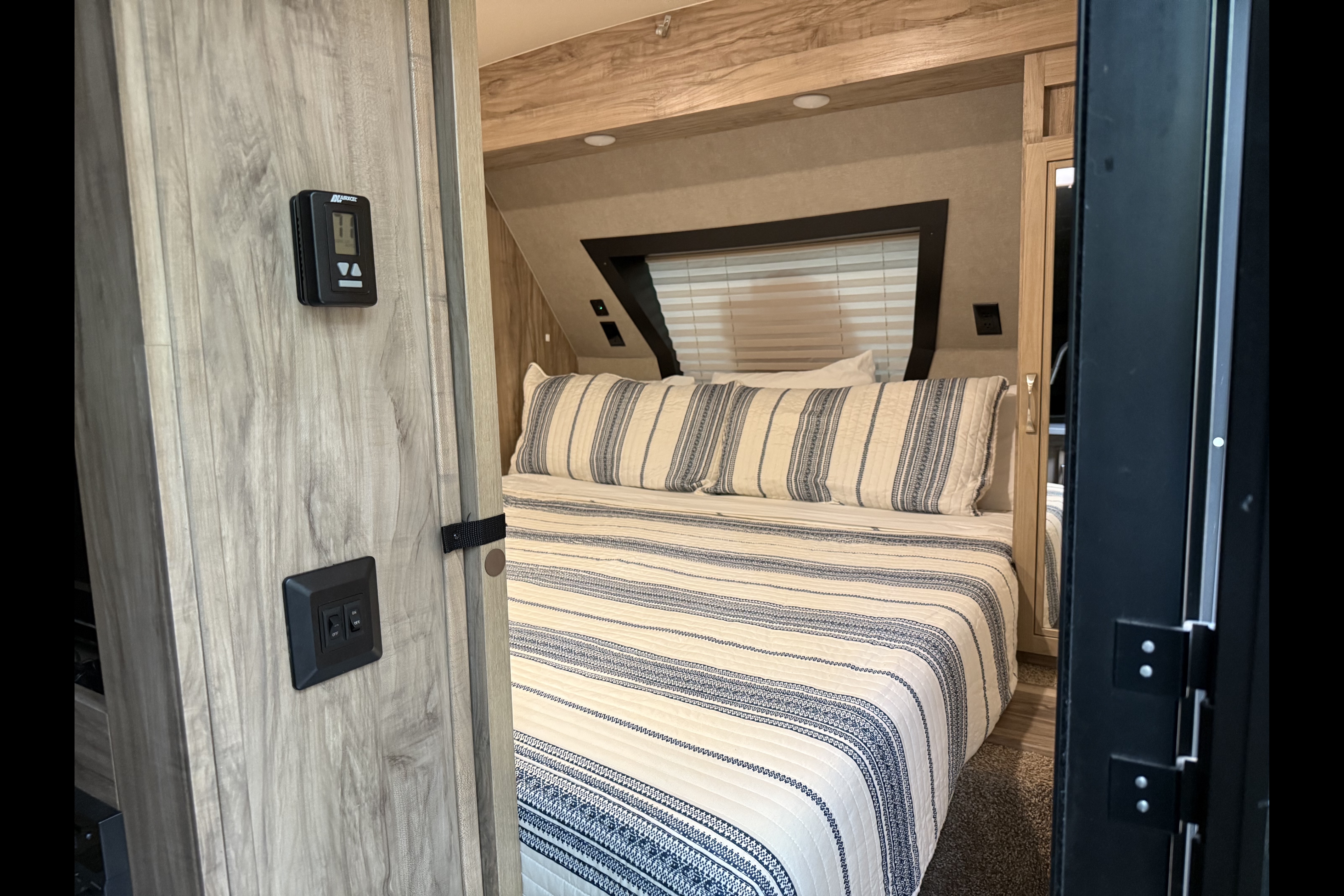 The Wanderer - Palomino SolAire Ultra Lite 240BHS