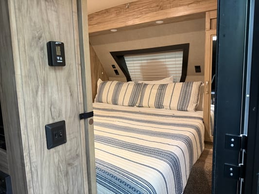 The Wanderer - Palomino SolAire Ultra Lite 240BHS