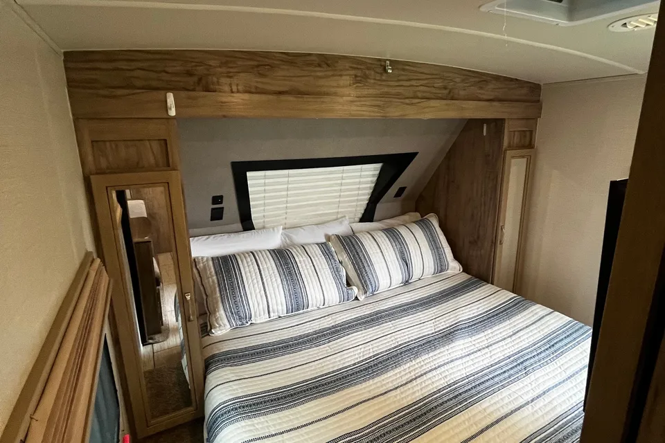 The Wanderer - Palomino SolAire Ultra Lite 240BHS