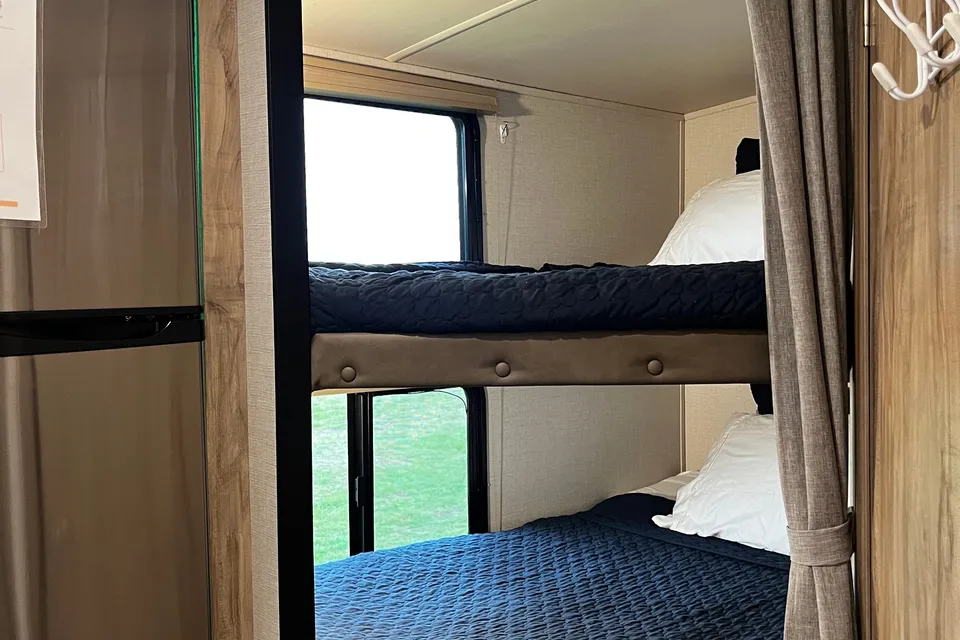 The Wanderer - Palomino SolAire Ultra Lite 240BHS