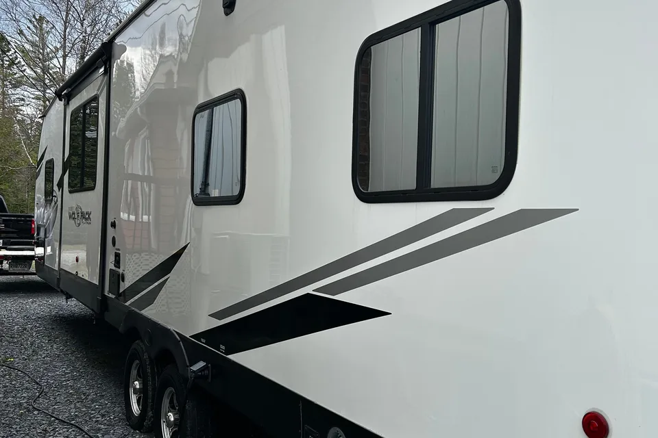 Stephane Forest River Wolf Pack Roulotte
