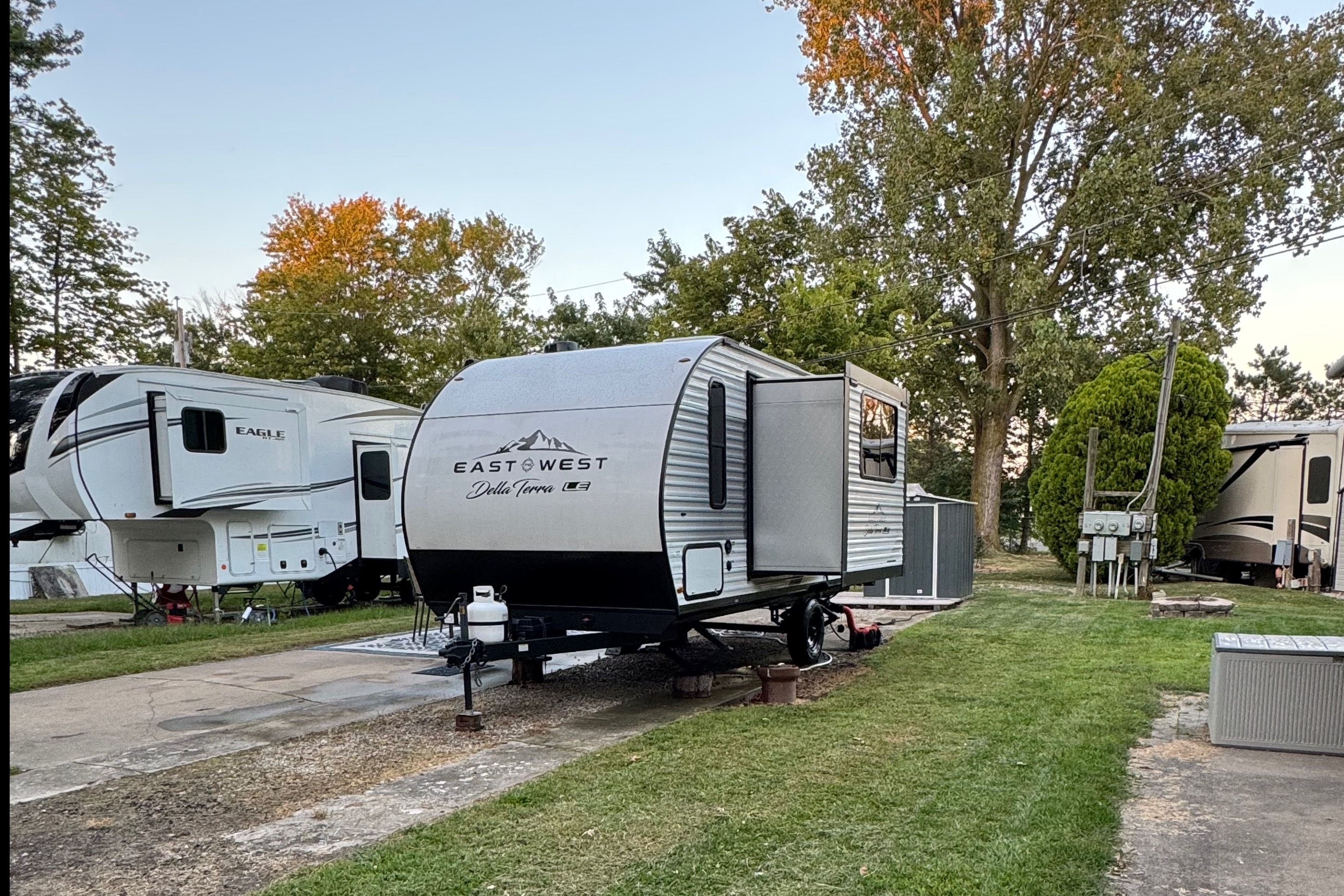 East to West Della Terra 18bhle Travel Trailer