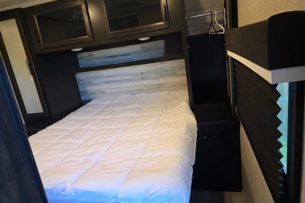 MacGregor's Jayco Jay Feather 24RL Travel Trailer
