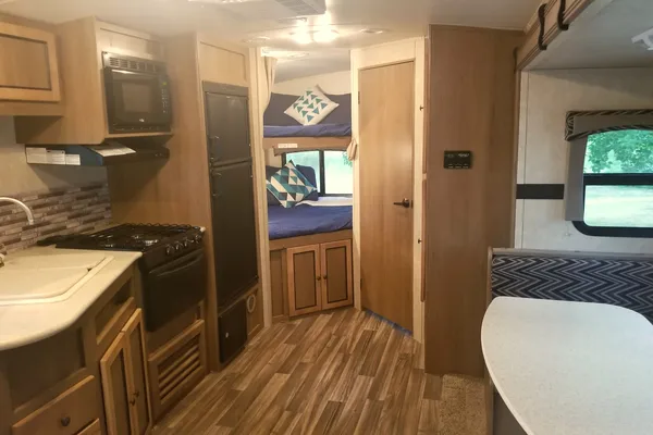 RV Bunk-Bed Vacation! (Minutes from Drumheller)