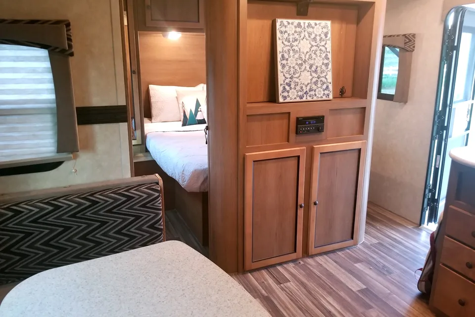 RV Bunk-Bed Vacation! (Minutes from Drumheller)