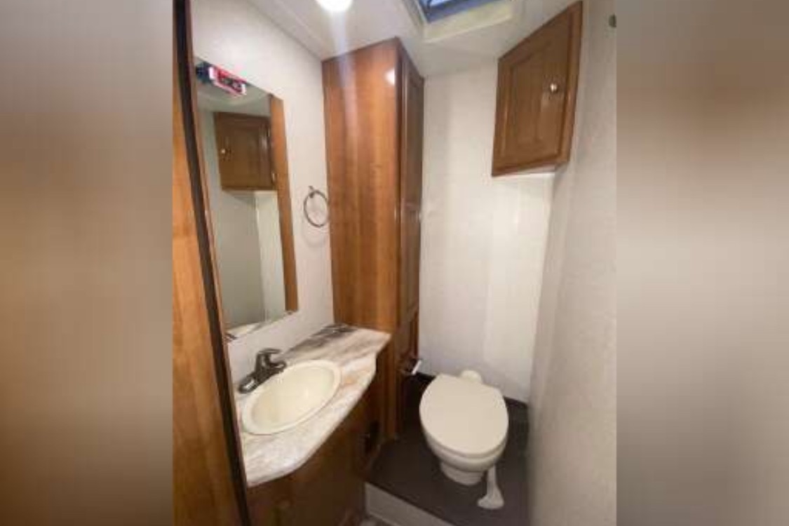 29.5 ft Class C Motorhome ideal for national parks.