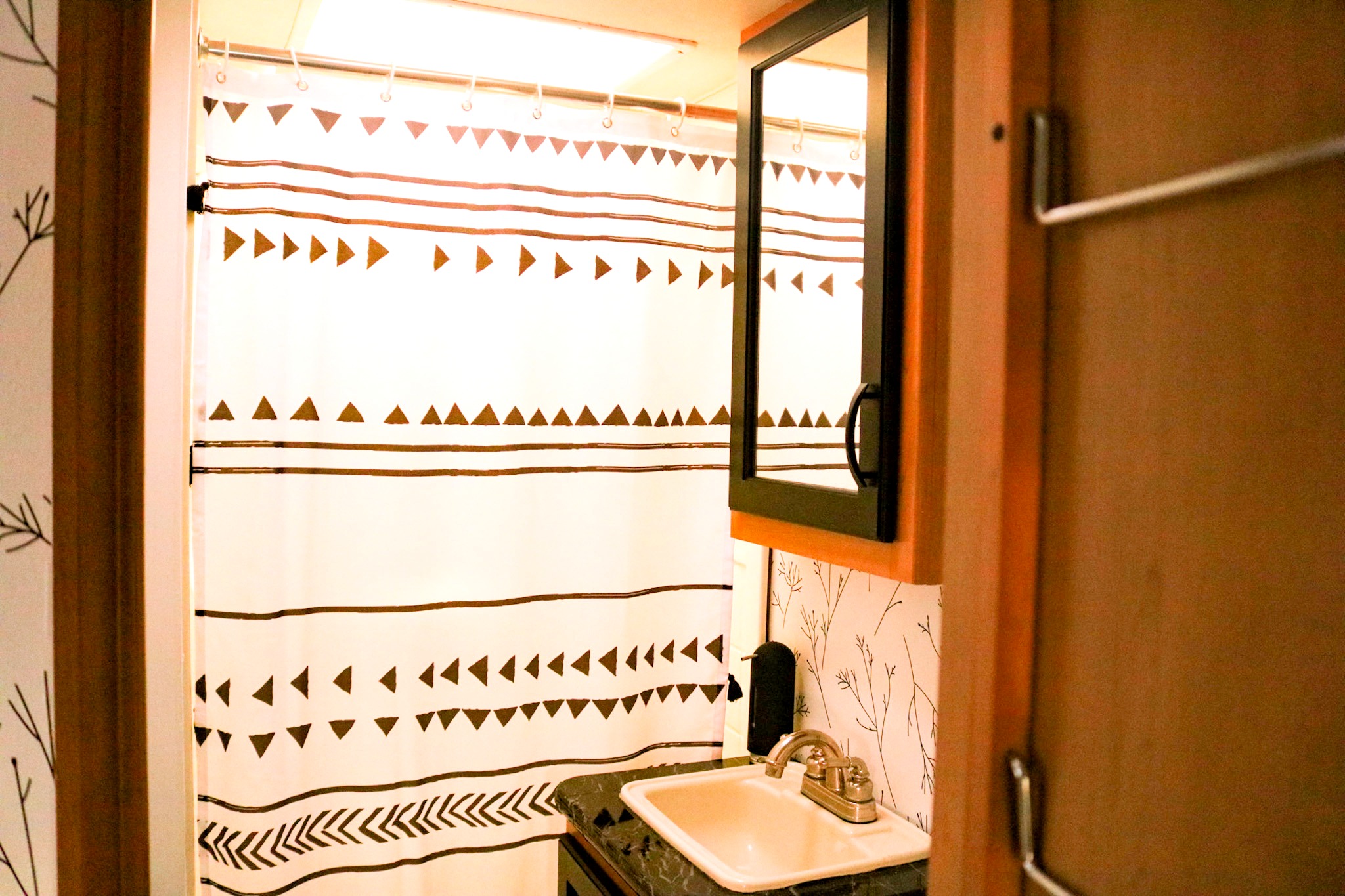 Boho-Chic Haven on Wheels: Exquisite 2015 Thor Motor Coach Freedom Elite 22
