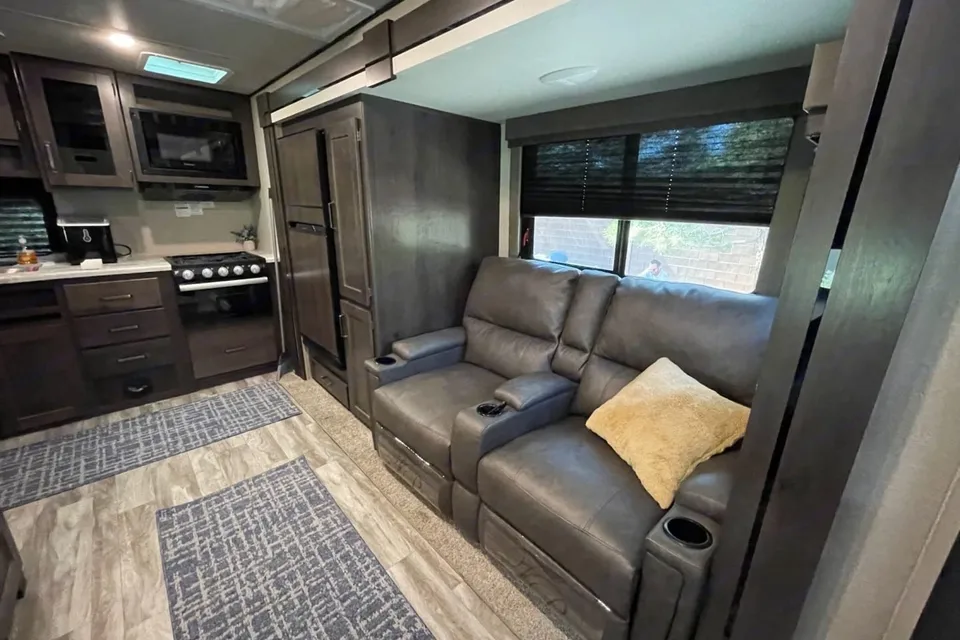 Spacious, Clean, Escape-Ready Trailer – Tow & Go!