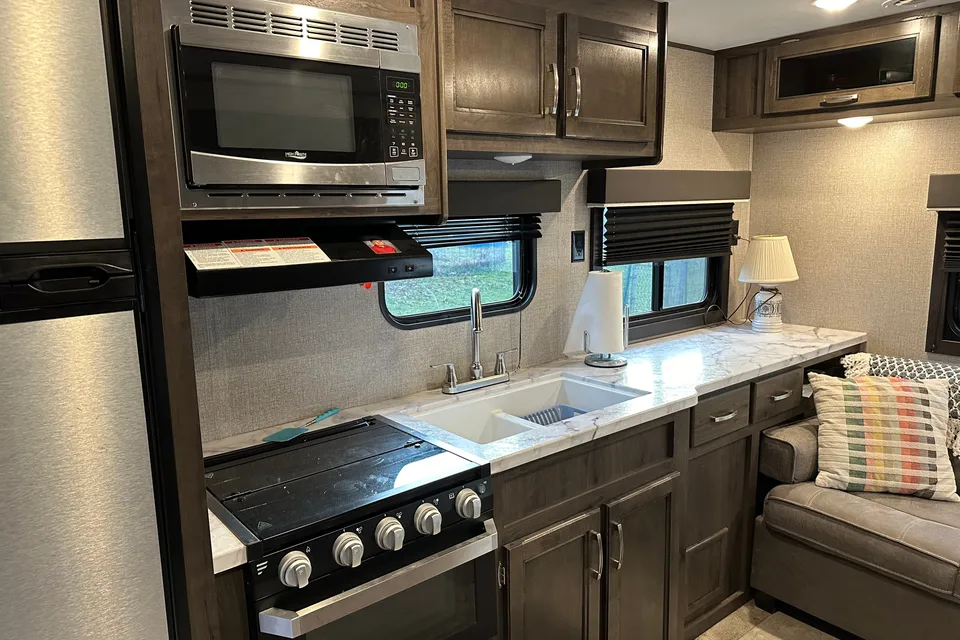 2020 Jayco Jay Flight SLX 245RLS Travel Trailer Sleeps 5!