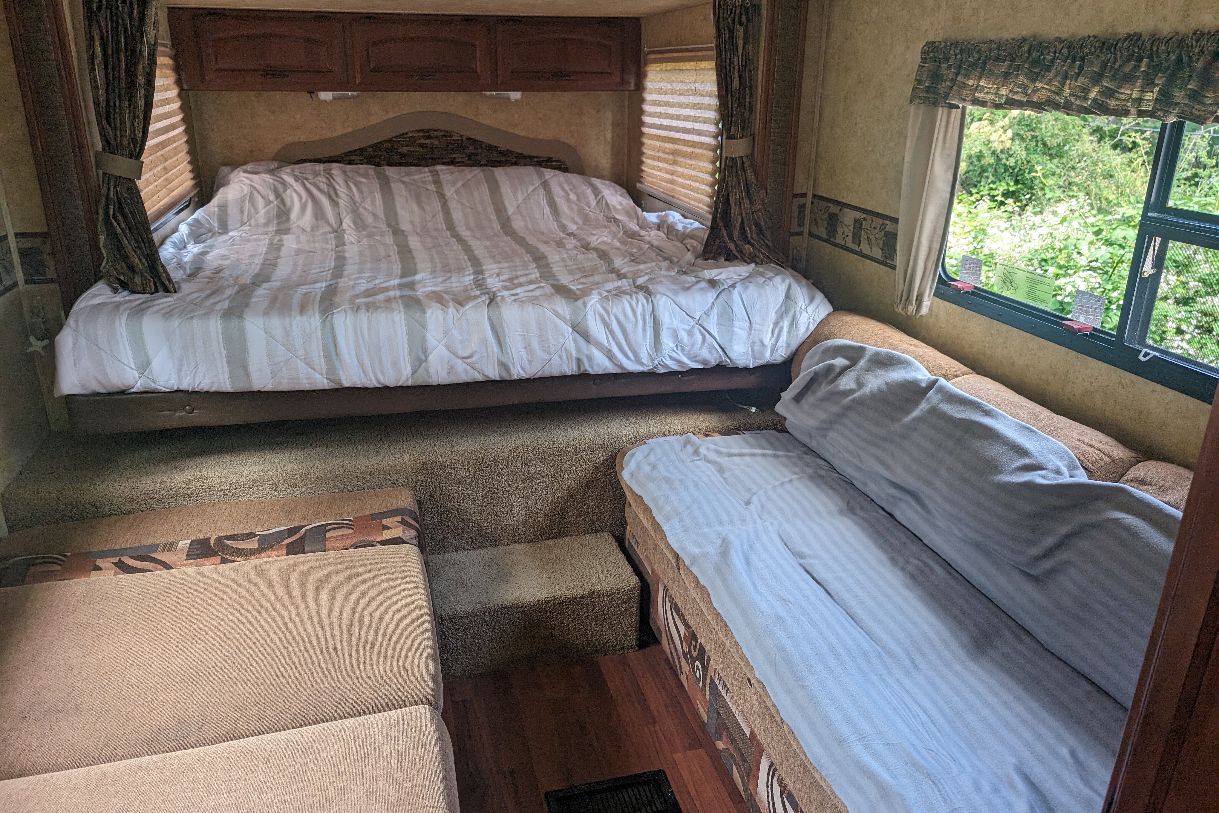 Experience Comfort and Adventure in our lightweight 2010 Keystone Outback with a king rear slide and bunk beds.