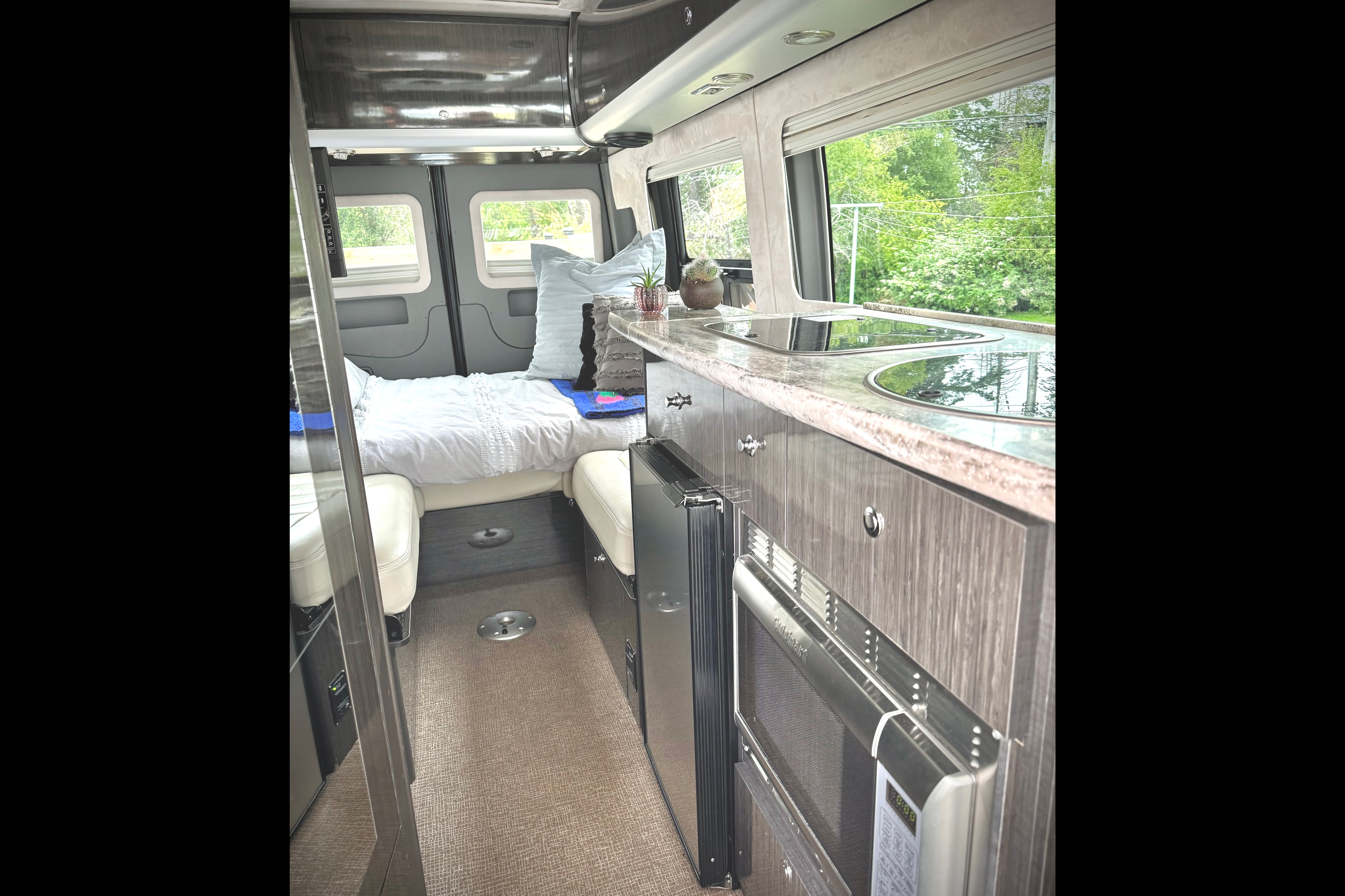 Ric Flairstream - Fully Camperized Mercedes Sprinter