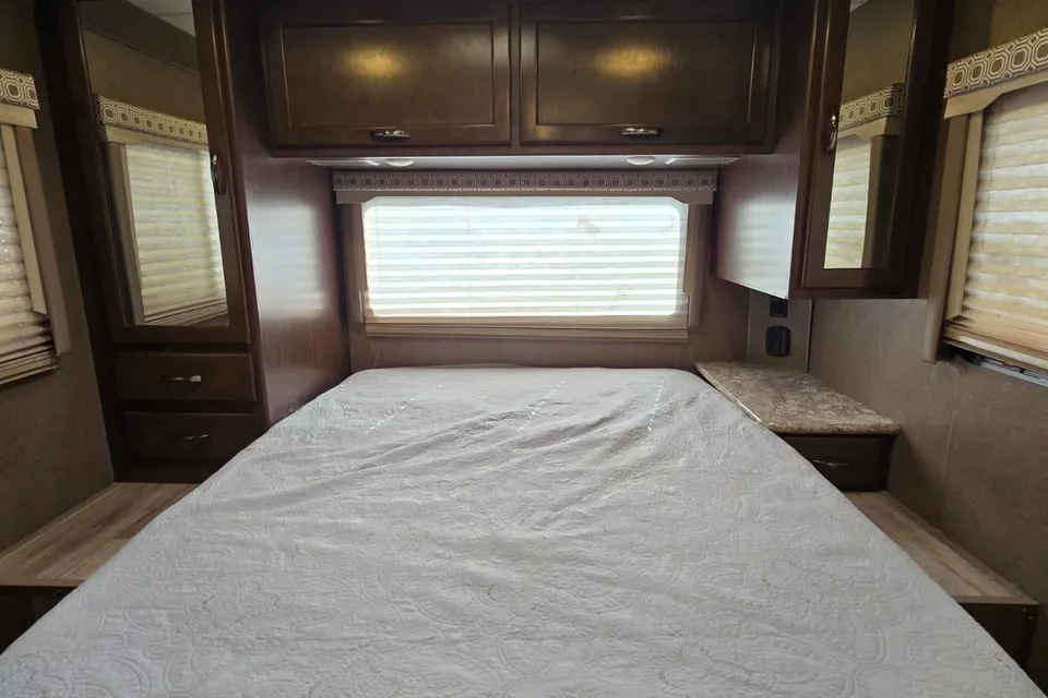 Family RV Class C Perfect Size, equiped with Cooking, Sleeping and Camping supplies.