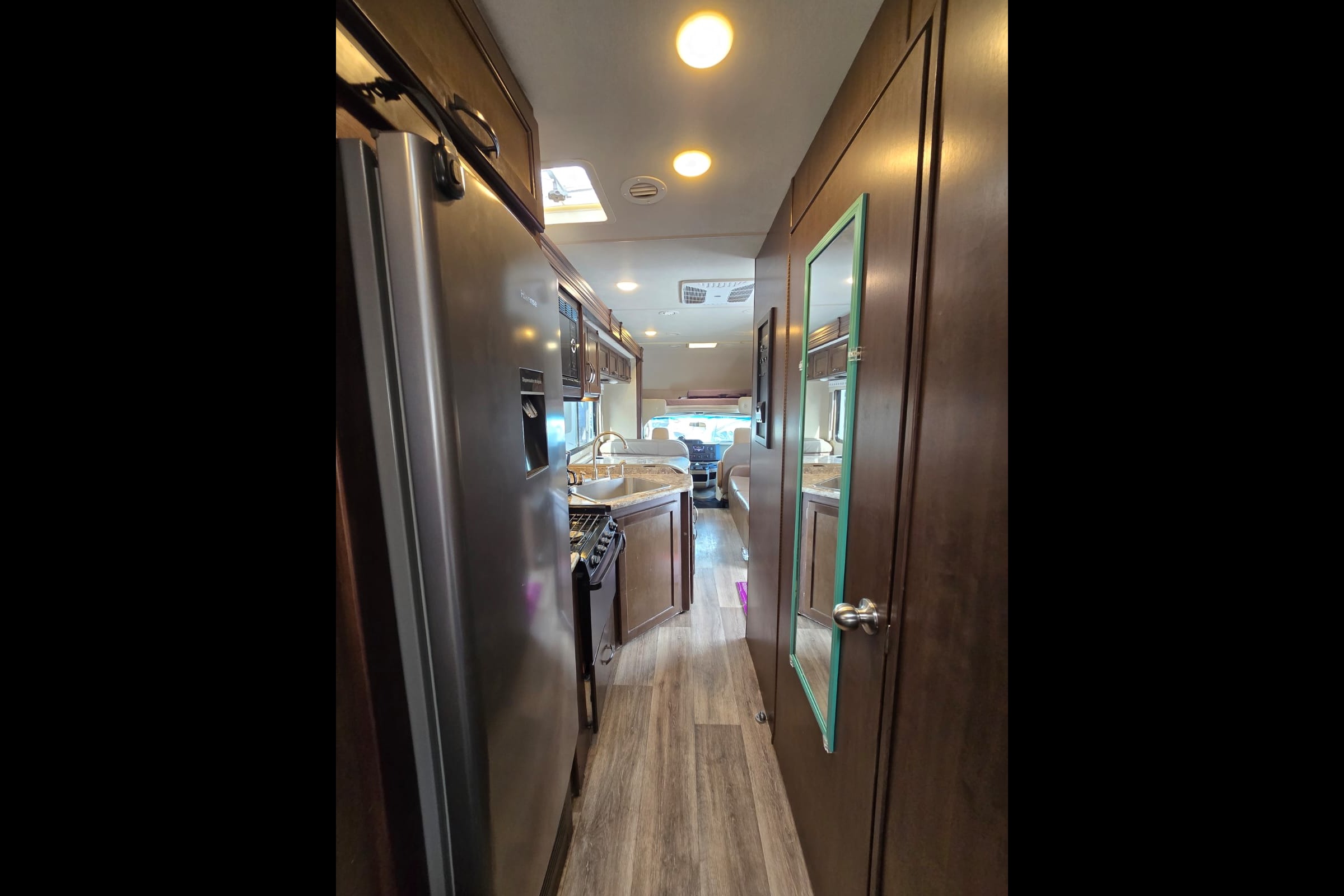 Family RV Class C Perfect Size, equiped with Cooking, Sleeping and Camping supplies.