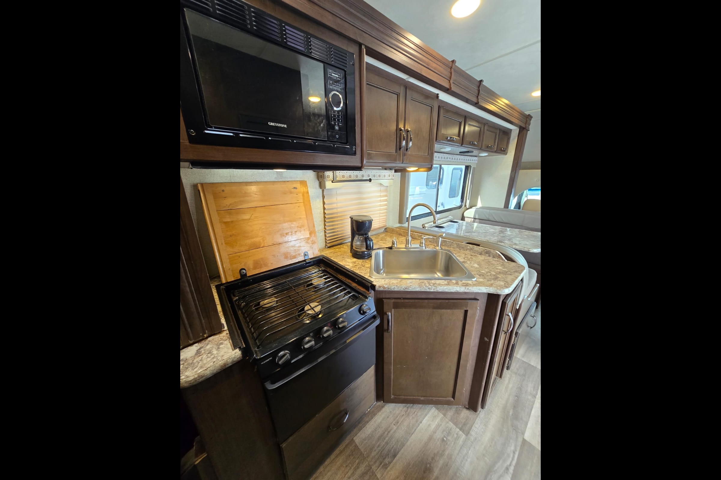 Family RV Class C Perfect Size, equiped with Cooking, Sleeping and Camping supplies.