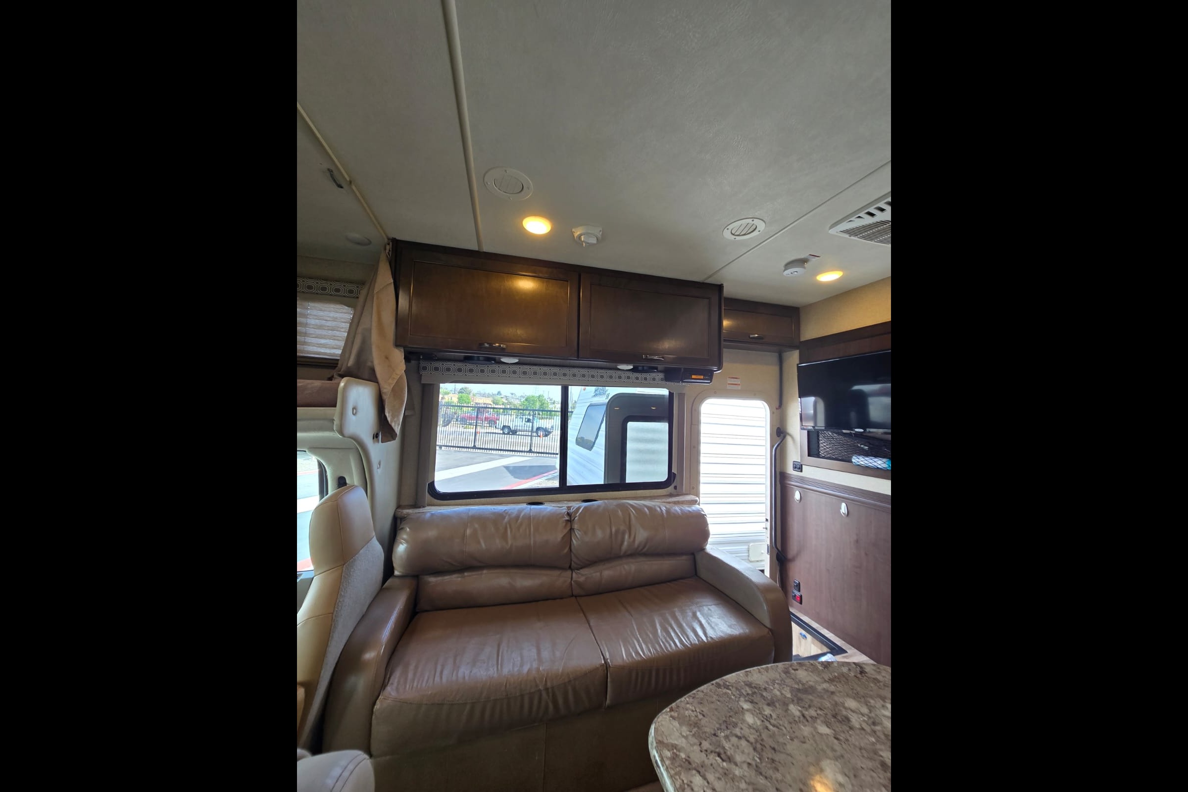 Family RV Class C Perfect Size, equiped with Cooking, Sleeping and Camping supplies.