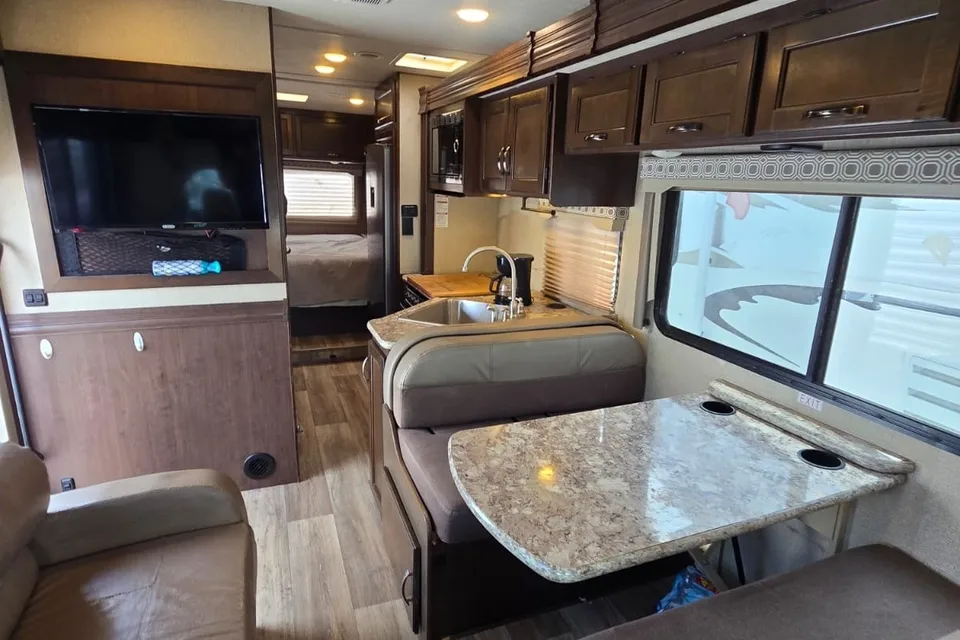 Family RV Class C Perfect Size, equiped with Cooking, Sleeping and Camping supplies.