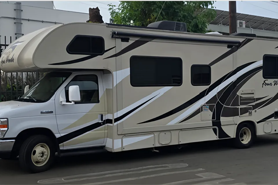 Family RV Class C Perfect Size, equiped with Cooking, Sleeping and Camping supplies.