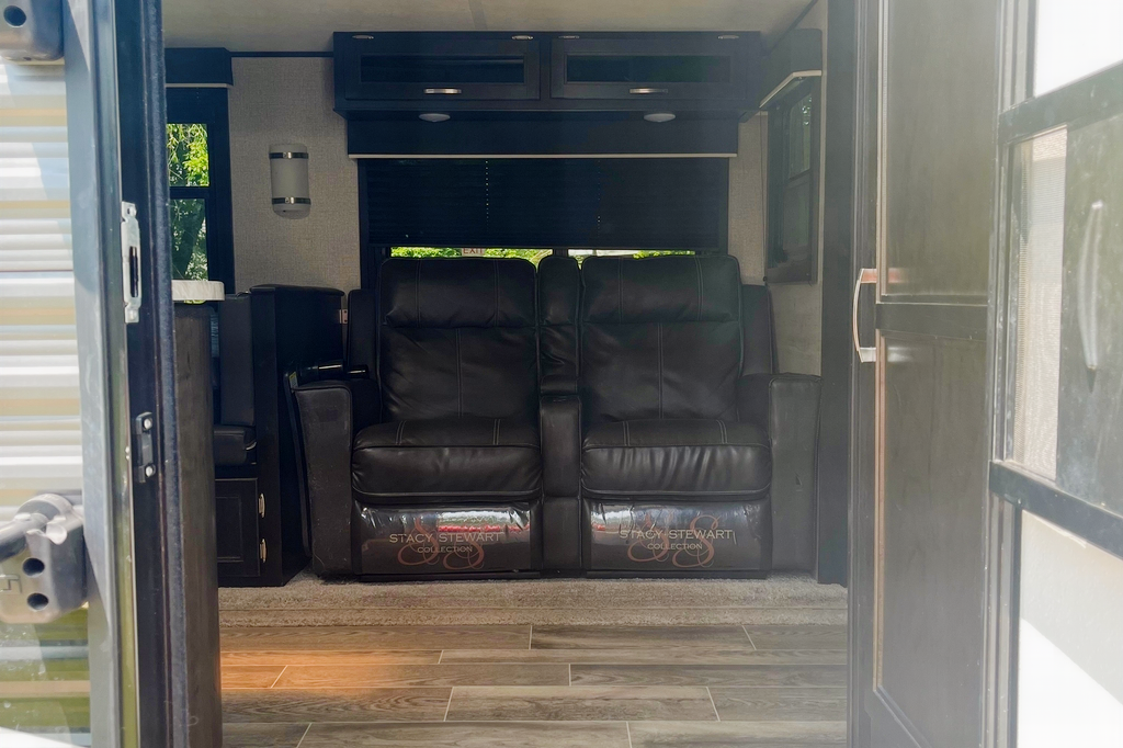 Jayco Travel Trailer 2/t bunk room and outdoor kitchen!