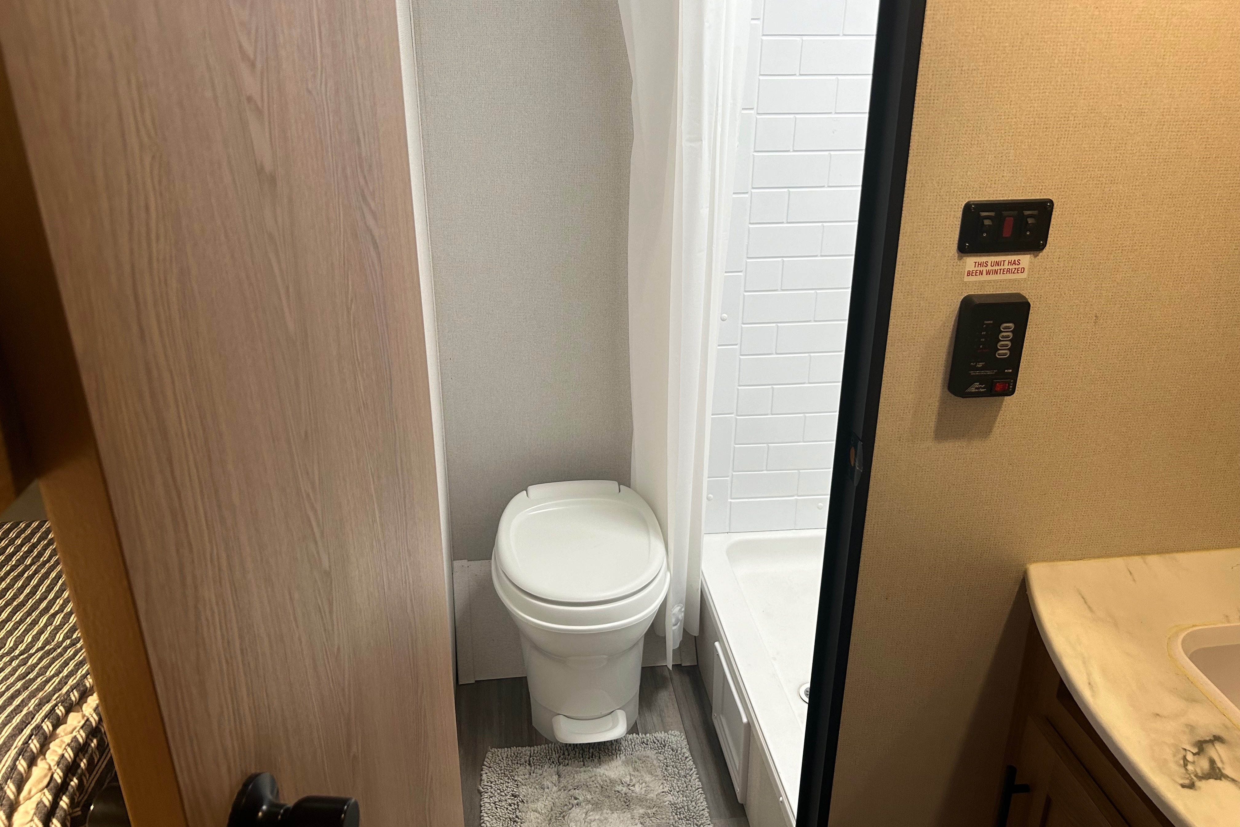 Julie's Prime Time Avenger 26bk Travel Trailer