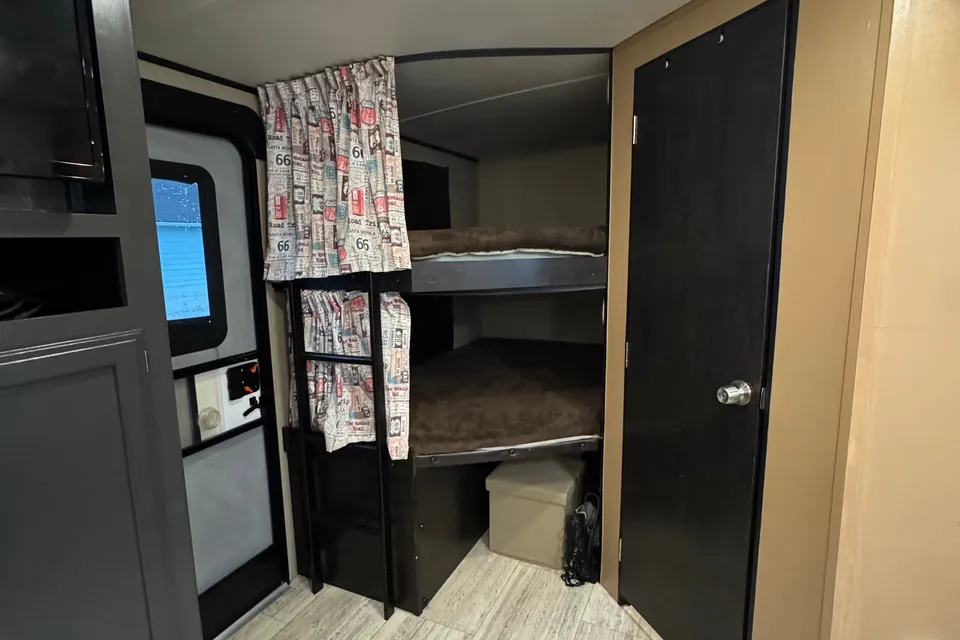 Adventure Awaits 2017 Grand Design Imagine 2800bh