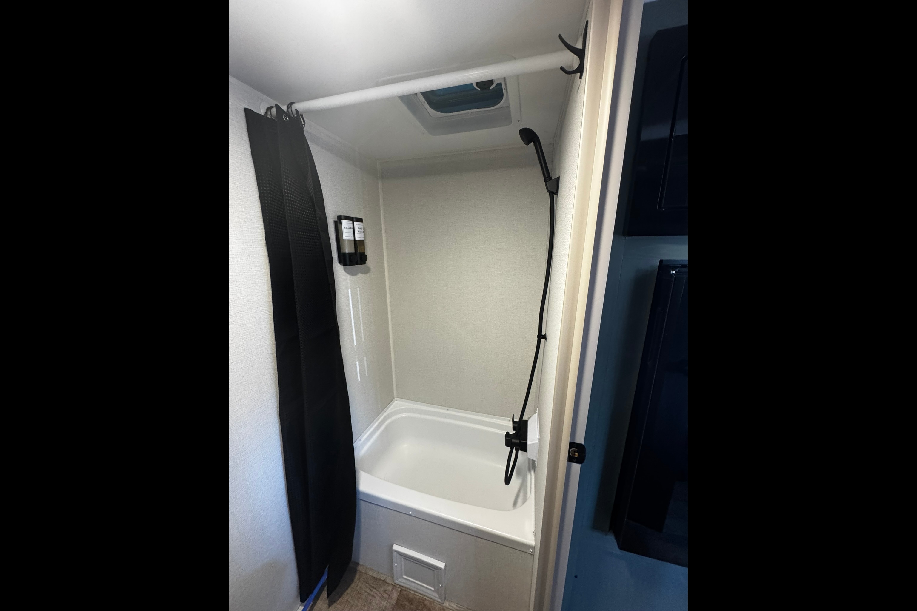 Couples Glamping Coach! (Free Napa or Sonoma Pick up)