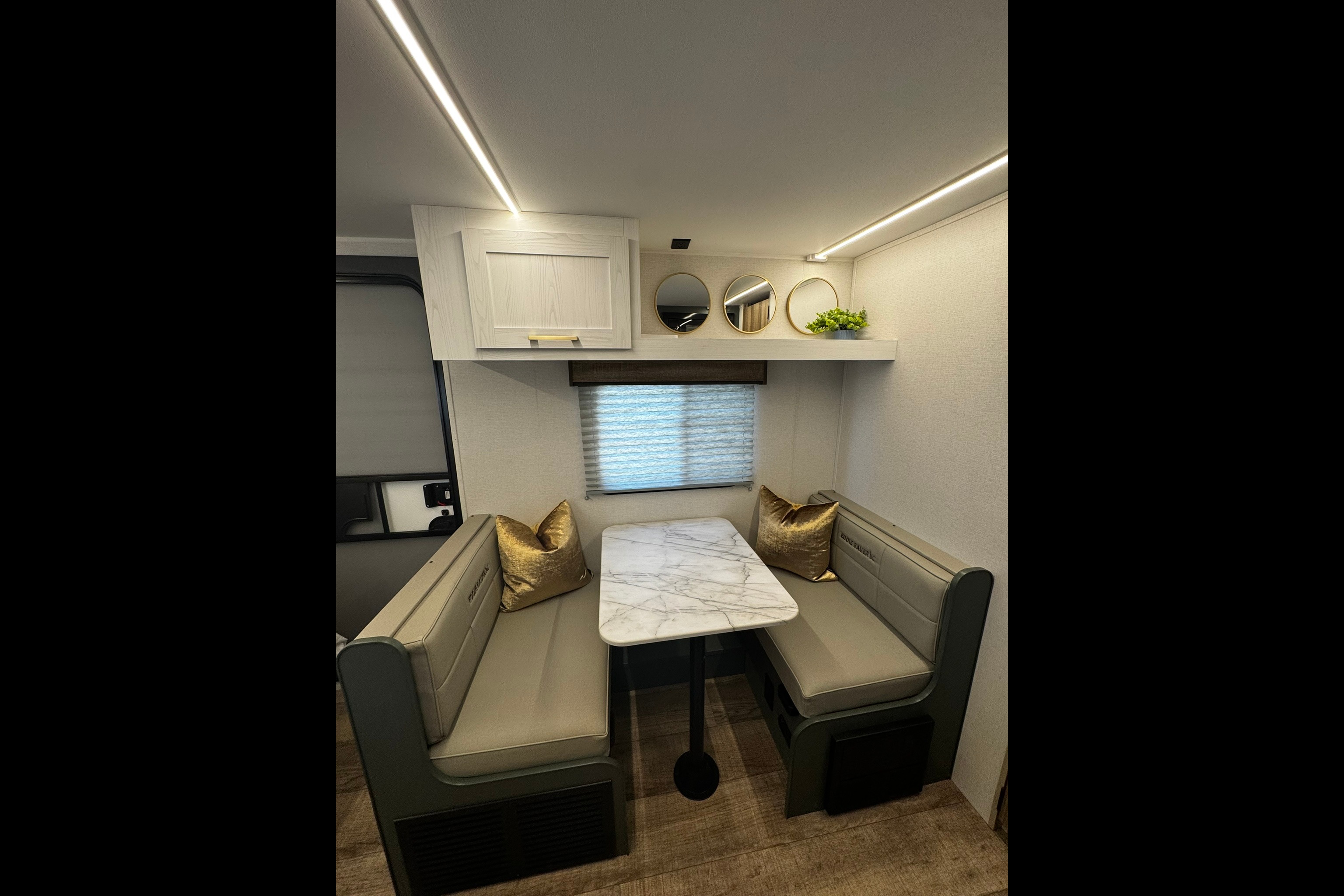 Couples Glamping Coach! (Free Napa or Sonoma Pick up)
