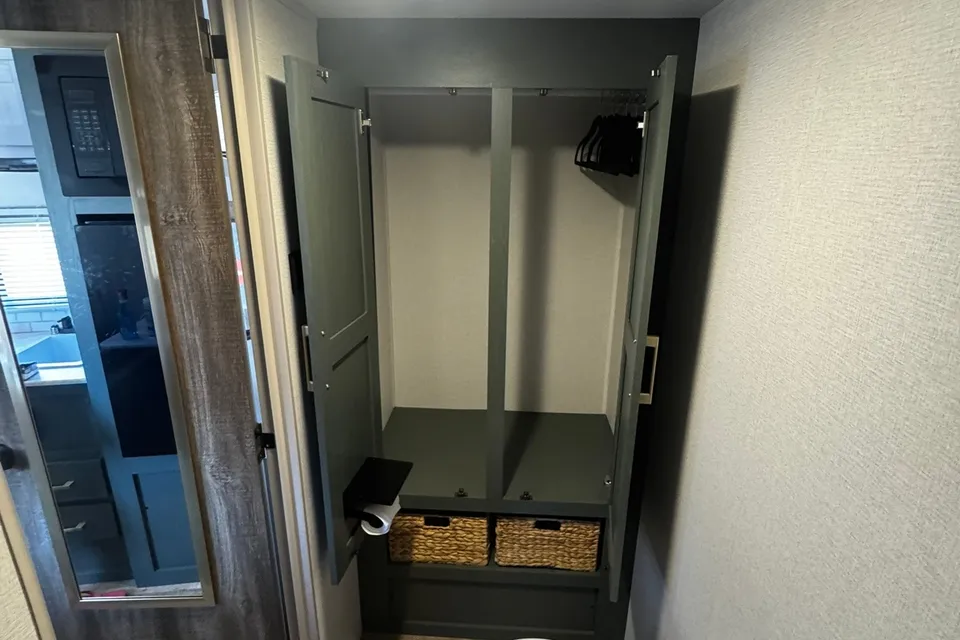 Couples Glamping Coach! (Free Napa or Sonoma Pick up)