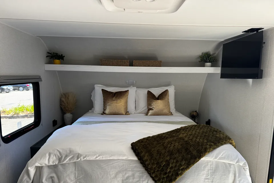 Couples Glamping Coach! (Free Napa or Sonoma Pick up)