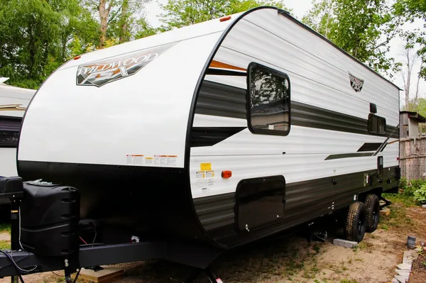 Toyhauler in Toronto!! Do you like dirtbikes? you want to go to the track for the weekend, take my trailer and enjoy!!