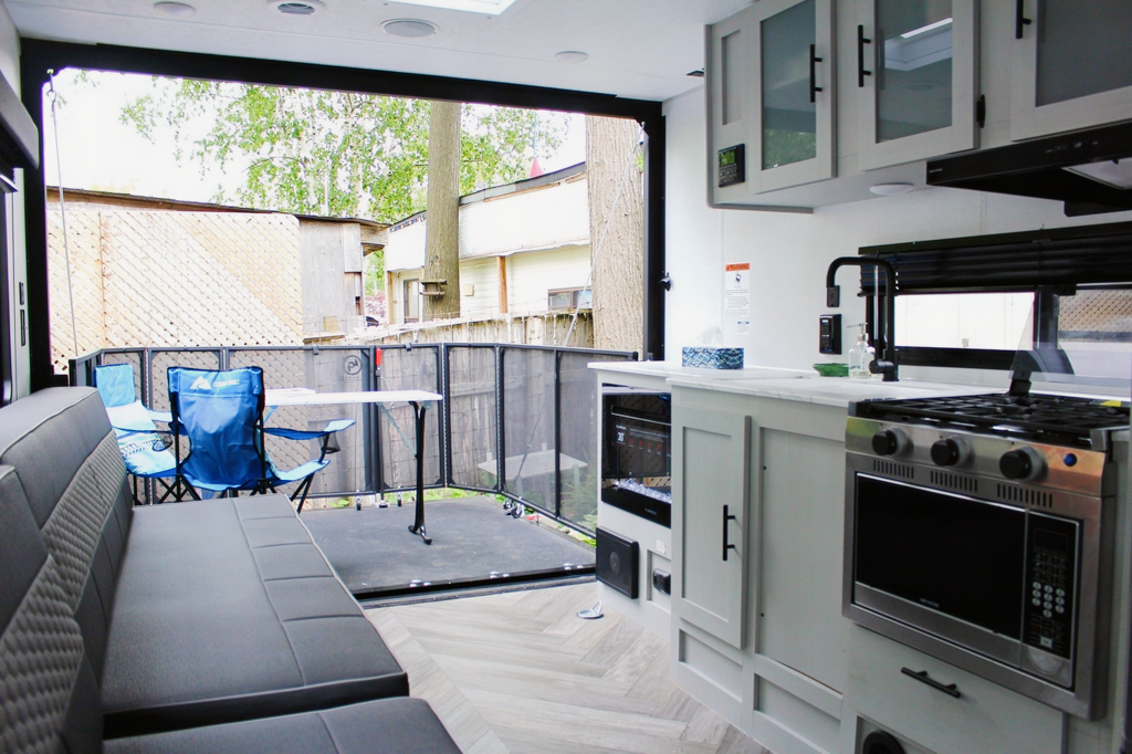 Toyhauler in Toronto!! Do you like dirtbikes? you want to go to the track for the weekend, take my trailer and enjoy!! 