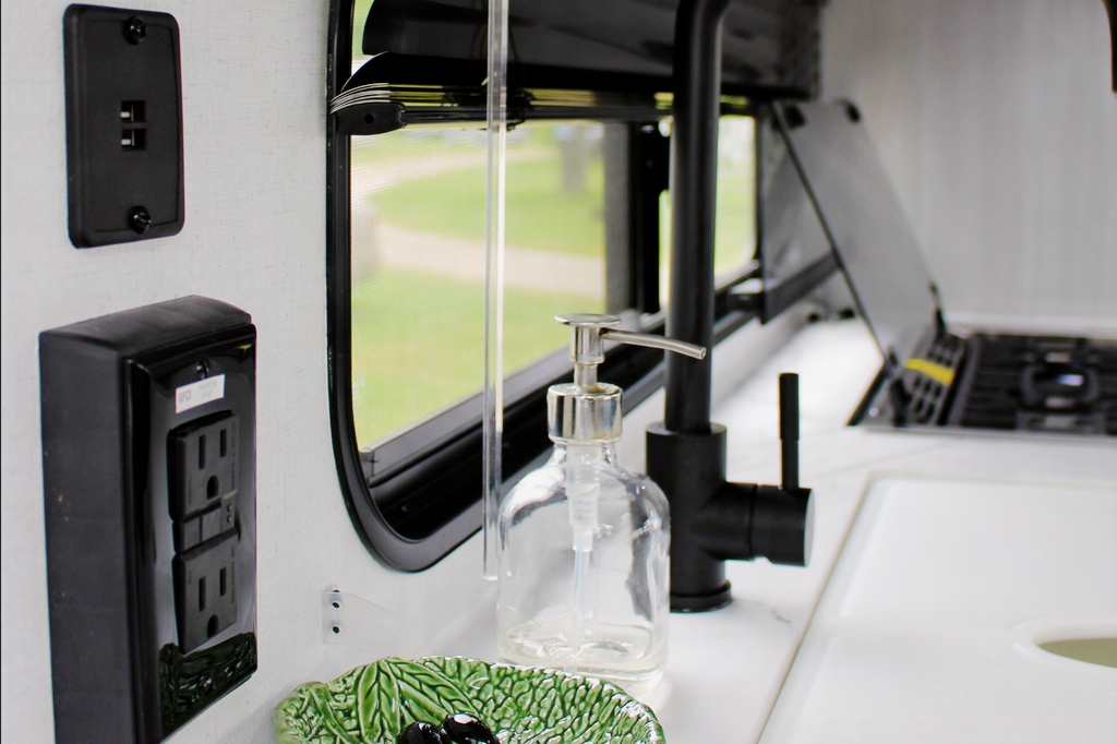 Toyhauler in Toronto!! Do you like dirtbikes? you want to go to the track for the weekend, take my trailer and enjoy!! 
