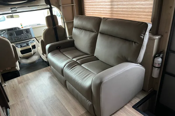 BEATRIX KIDDO - DOG FRIENDLY + 100 FREE MILES PER DAY!