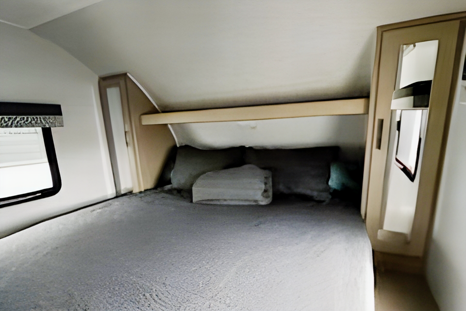 Ellie- Luxury camping with plenty of space 