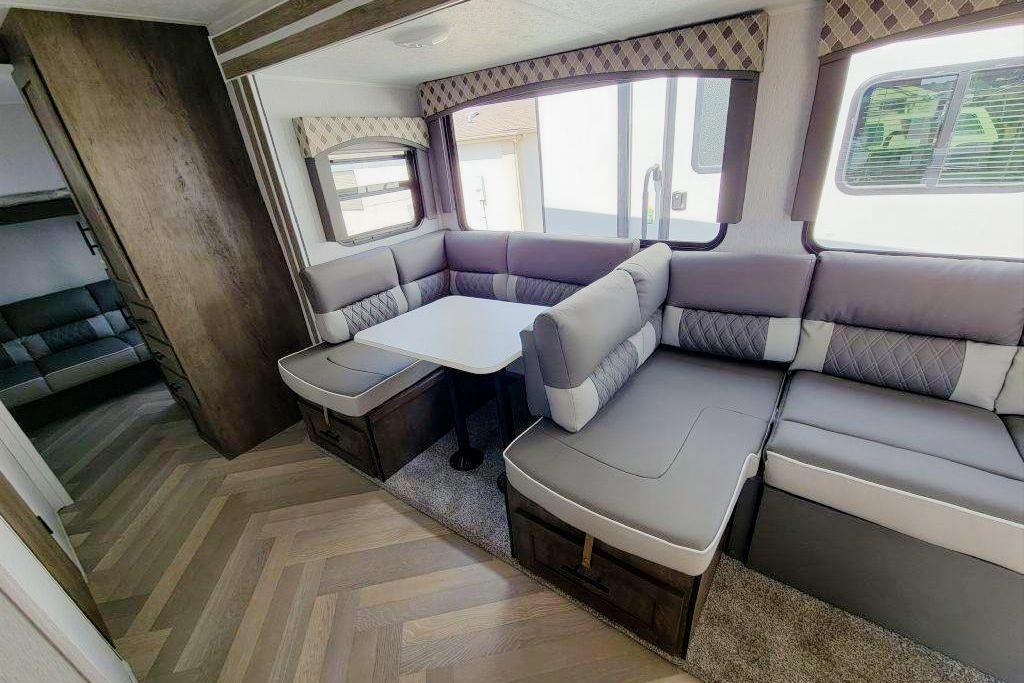Ellie- Luxury camping with plenty of space 