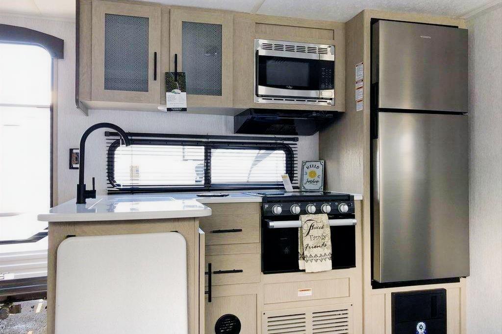 Ellie- Luxury camping with plenty of space 