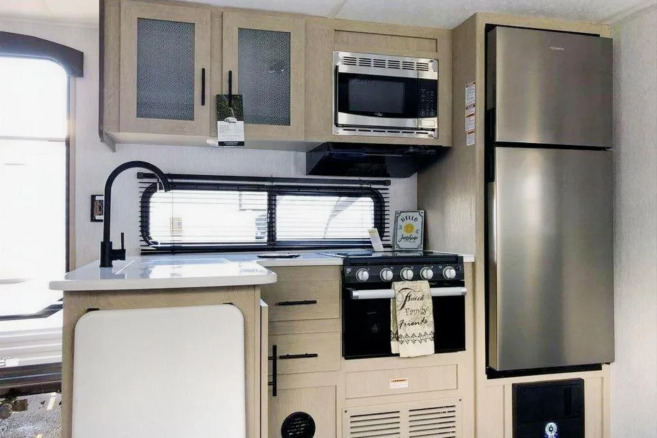 Ellie- Luxury camping with plenty of space 