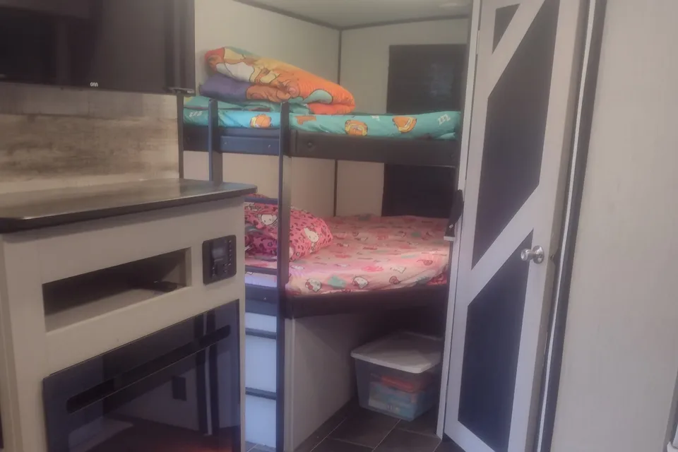Mallard with Bunks and King bed: No Prep fee. Fully Equipped: Delivery Avail. ($85)