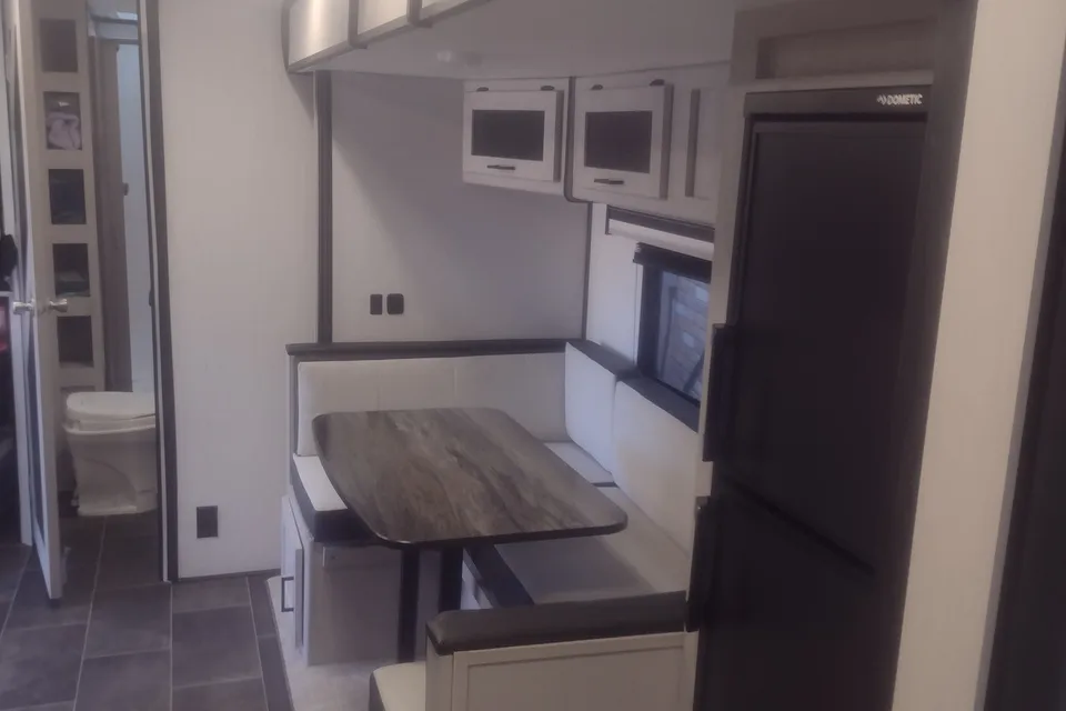 Mallard with Bunks and King bed: No Prep fee. Fully Equipped: Delivery Avail. ($85)