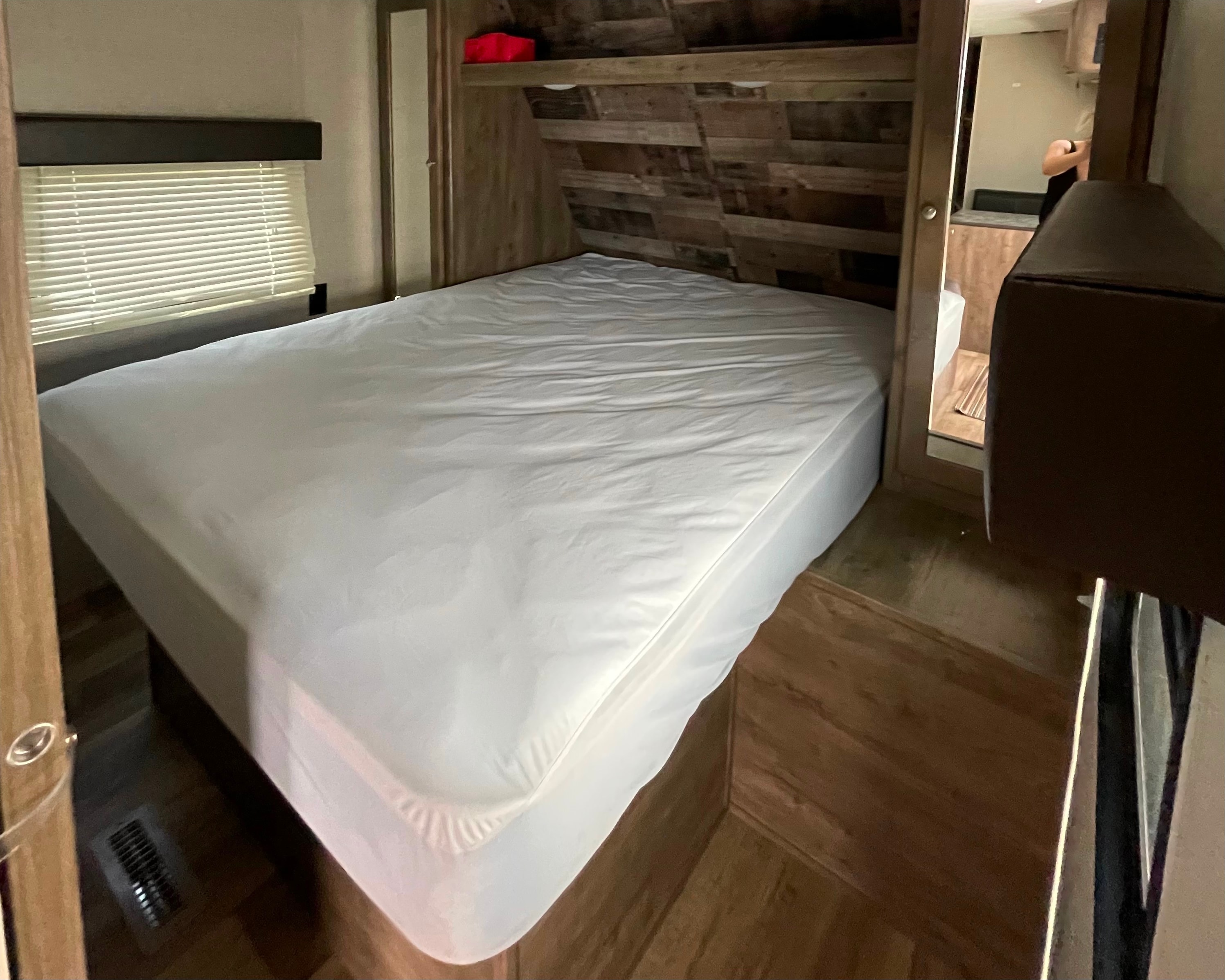 27ft Aspen Trail - No slide, sleeps 6-8 