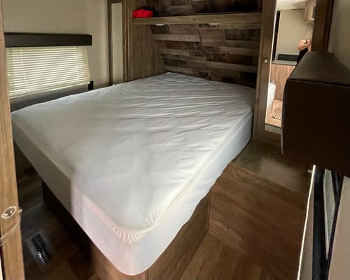 27ft Aspen Trail - No slide, sleeps 6-8