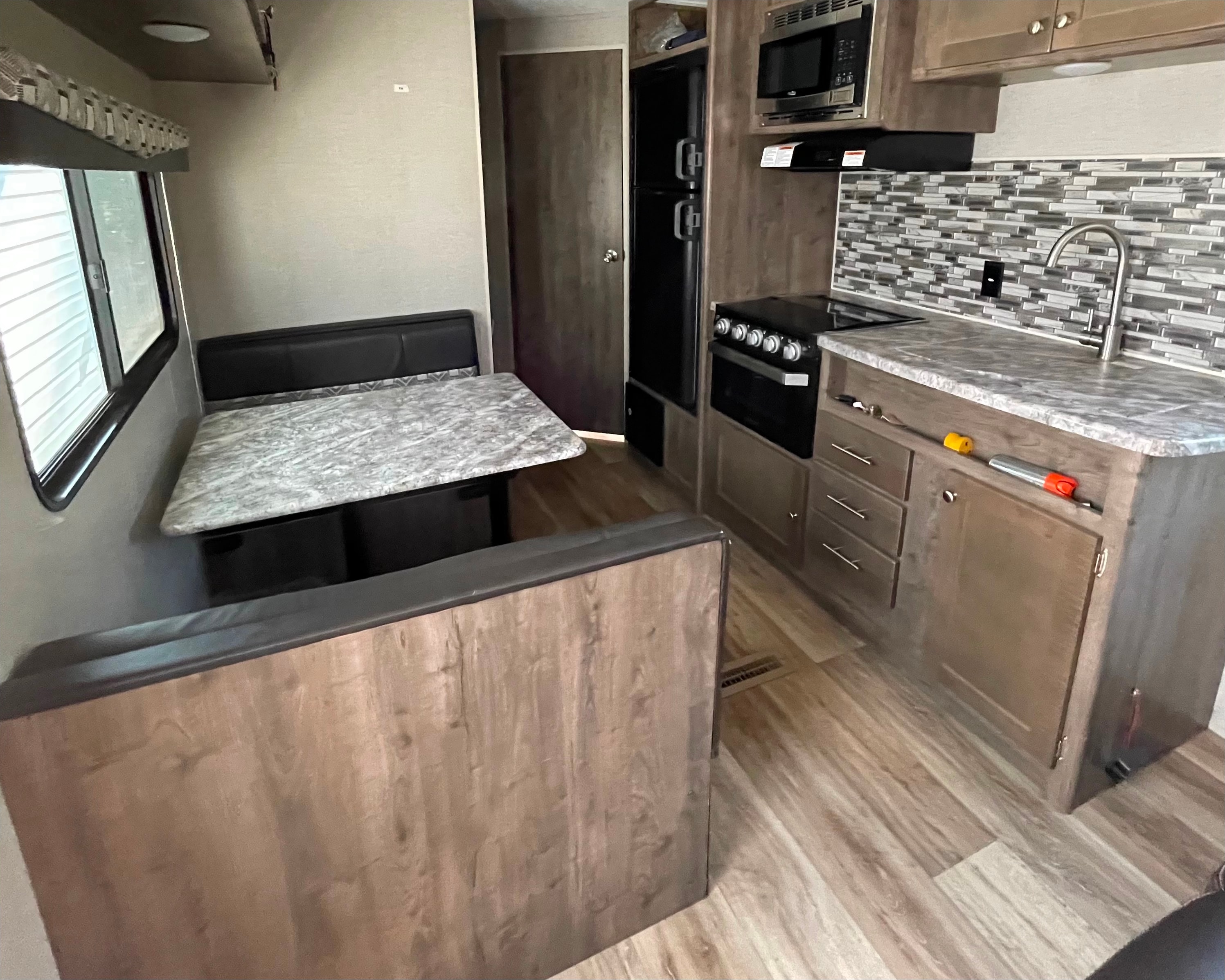 27ft Aspen Trail - No slide, sleeps 6-8 