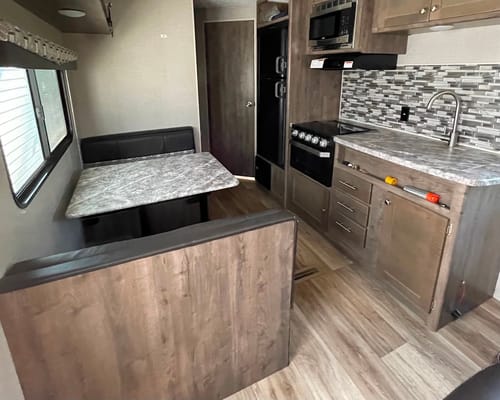 27ft Aspen Trail - No slide, sleeps 6-8