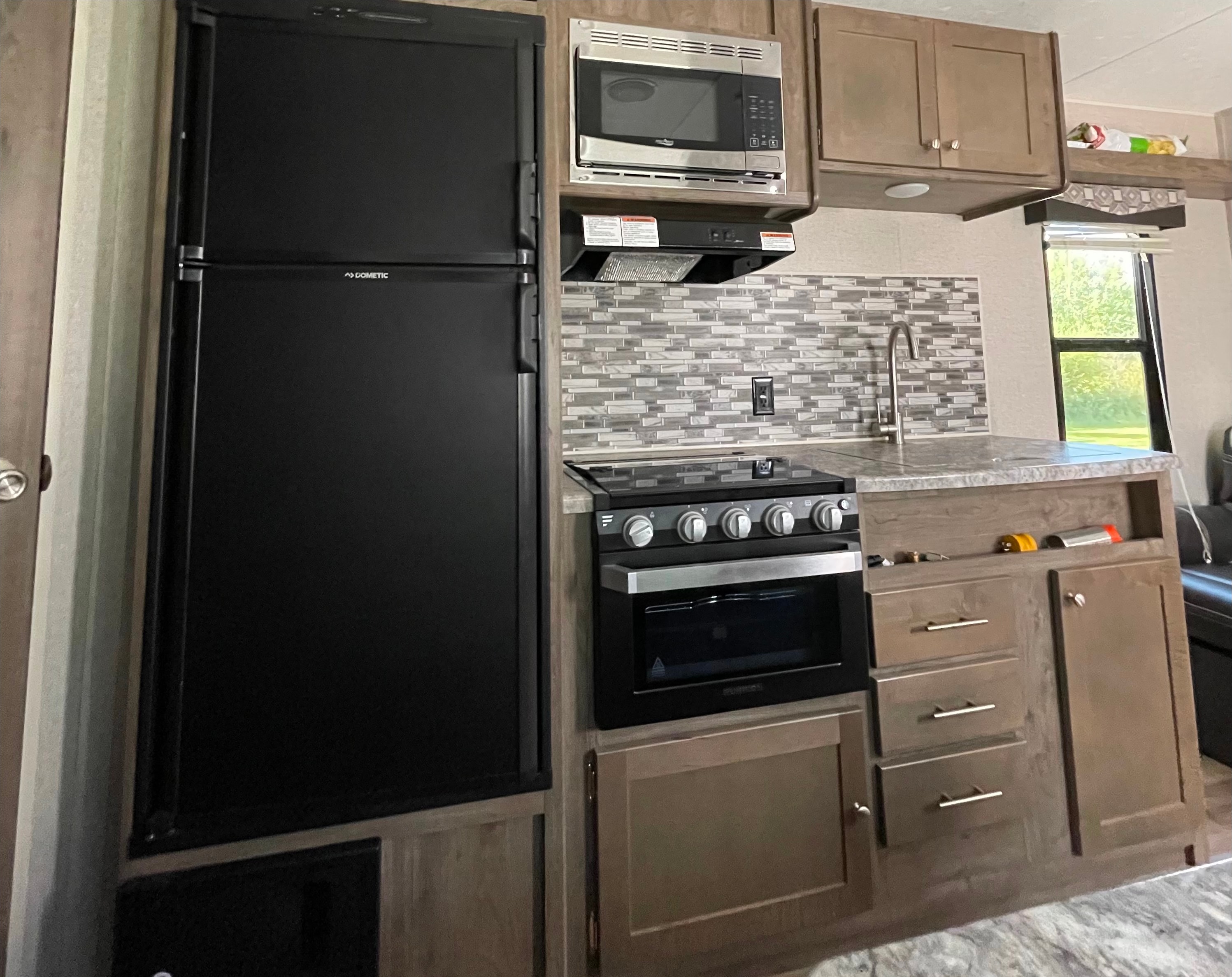 27ft Aspen Trail - No slide, sleeps 6-8 