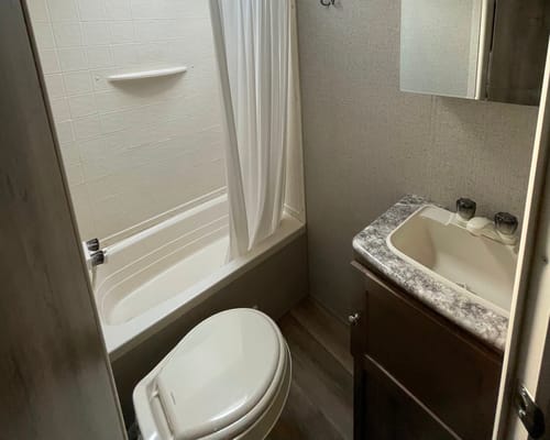 27ft Aspen Trail - No slide, sleeps 6-8