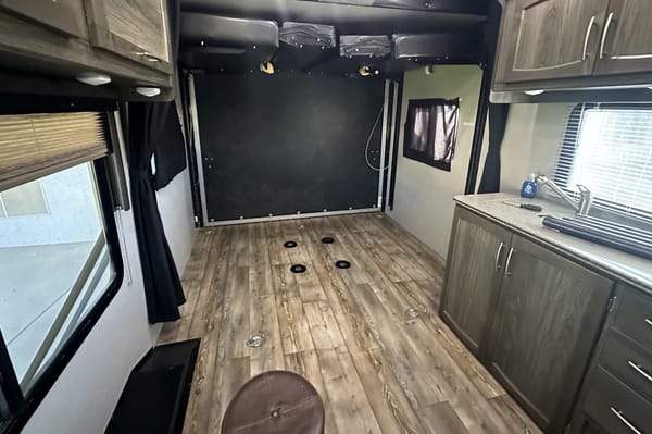 Fully self contained toy hauler with on board fuel and generator, great for bikes and quads