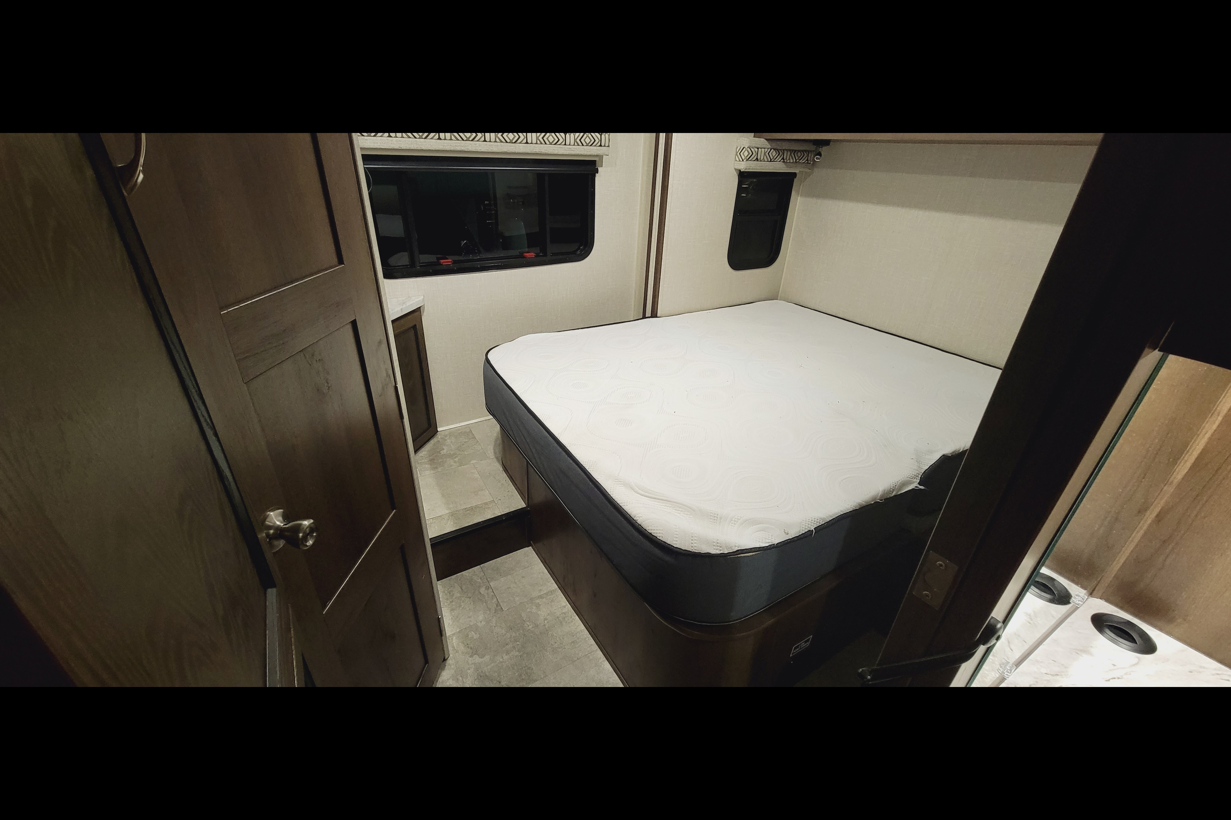 The Silver Star Suite - Double-Slide Deluxe Mercedes Benz Prism 2300DS Exclusive Rental