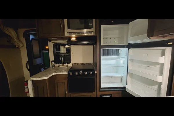 The Silver Star Suite - Double-Slide Deluxe Mercedes Benz Prism 2300DS Exclusive Rental